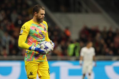 Spezia Calcio takımından Bartlomiej Dragowski, İtalya 'nın Giuseppe Meazza Stadyumu' ndaki AC Milan ile Spezia Calcio arasında oynanan 2022 / 23 tarihli futbol karşılaşmasında rol aldı.