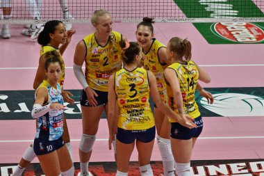 Imoco takımı, İtalya 'nın Cuneo kentindeki Pala Ubi Banca' da oynanan Cuneo Granda Volley-Prosecco Doc Imoco Conegliano maçında bir sayı attıktan sonra kutlama yapıyor.
