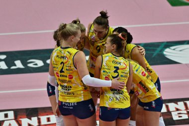 Imoco takımı, İtalya 'nın Cuneo kentindeki Pala Ubi Banca' da oynanan Cuneo Granda Volley-Prosecco Doc Imoco Conegliano maçında bir sayı attıktan sonra kutlama yapıyor.