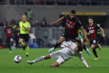 AC Milan 'dan Junior Messias, İtalya' nın Milano şehrinde bulunan Giuseppe Meazza Stadyumu 'nda AC Milan ile Spezia Calcio arasında oynanan 2022 / 23 Serie A futbol karşılaşmasında Spezia Calcio' dan Ethan Ampadu ile birlikte top için mücadele etmektedir.