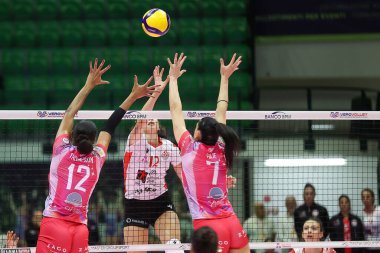 İtalyan Serie A1 Kadınlar Voleybol karşılaşması sırasında BEATRICE MOLINARO (HR Volley Macerata) saldırısı Vero Volley Milano ile CBF Balducci H.R. Macerata Monza Arena di Monza 'da (MB), İtalya, Kasım 05, 2022 - Fotoğraf: Valerio Orig