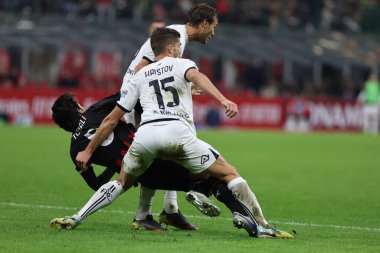 AC Milan 'dan Sandro Tonali, İtalya' nın Milano şehrinde bulunan Giuseppe Meazza Stadyumu 'nda oynanan 2022 / 23 Serie A 2022 / 23 futbol karşılaşmasında Spezia Calcio' dan Petko Hristov ile birlikte top için mücadele etmektedir.