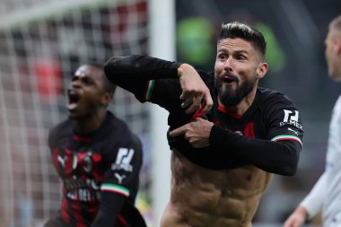 AC Milan 'dan Olivier Giroud, İtalya' nın Giuseppe Meazza Stadyumu 'nda AC Milan ile Spezia Calcio arasında oynanan 2022 / 23 maçında attığı golü kutluyor.