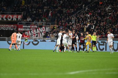 İtalya 'nın Milano şehrindeki Giuseppe Meazza _ San Siro Stadyumu' nda AC Milan ve AC Spezia serie A arasında oynanan maç sırasında çıkan kavga. Fotoğraf: Tiziano Ballabio - Fotoğraf: Tiziano Ballabio / LiveMedi