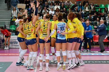 Conegliano takımı, İtalya 'nın Cuneo kentindeki Pala Ubi Banca' da oynanan ve Cuneo Granda Volley ile Prosecco Doc Imoco Conegliano arasında oynanan İtalyan Serie A1 Kadınlar karşılaşmasında gol attıktan sonra kutlama yapıyor.