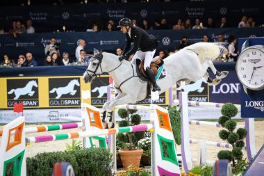 Piergiorgio Bucci (at: Scuderia 1918 Casago) Uluslararası At Biniciliği 2022 Dünya Kupası sırasında İtalya 'nın Verona şehrinde düzenlenen 124. Fieracavalli Dünya Kupası' nda yer aldı.