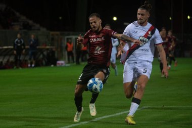 Canotto Luigi Reggina, İtalya 'nın Reggio Calabria şehrindeki Oreste Granillo Stadyumu' nda oynanan İtalya Serie B karşılaşmasında topu taşıyor.