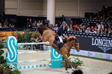 Lars Bak Andersen (at: Carl-Heinz B.) Uluslararası At Biniciliği 2022 yılında İtalya 'nın Verona kentinde düzenlenen 124. Fieracavalli Dünya Kupası' nda FEI Atlama Kupası sırasında - Fotoğraf: Andrea R