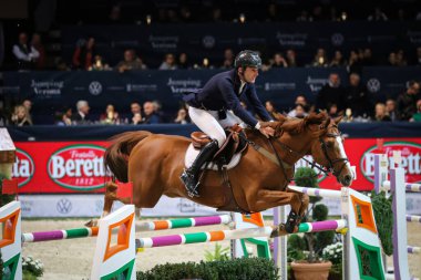 Mark Mcauley (at: Django Ste Hermelle) Uluslararası At Biniciliği 2022 Dünya Kupası sırasında İtalya 'nın Verona şehrinde düzenlenen 124. Fieracavalli Dünya Kupası' nda (at: Django Ste Hermelle)