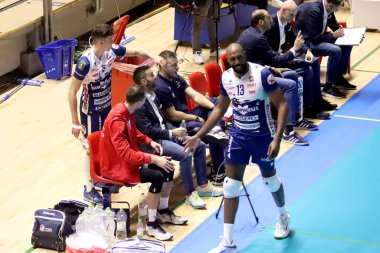 Robertian Aties Simon, Gas Sales Piacenza, sahadan memnun ayrılır. İtalya Süper Lig Voleybol Şampiyonası sırasında Gioiella Prisma Taranto, İtalya 'nın Taranto kentindeki PalaMazzola' da Benzin Satışı Blues Piacenza 'ya karşı, Kasım 05, 2022