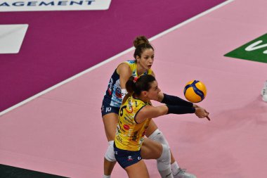 Alessia & # xA; Gennari (Imoco Conegliano) ve Monica De Gennaro (Imoco Conegliano) voleybol İtalya Serisi A1 Kadınlar karşılaşmasında Cuneo Granda Volley ile Prosecco Doc Imoco Conegliano arasında Cuneo, İtalya 'daki Pala Ubi Banca' da oynanan karşılaşma, Kasım 05, 2022