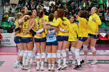 Conegliano takımı, İtalya 'nın Cuneo kentindeki Pala Ubi Banca' da oynanan ve Cuneo Granda Volley ile Prosecco Doc Imoco Conegliano arasında oynanan İtalyan Serie A1 Kadınlar karşılaşmasında gol attıktan sonra kutlama yapıyor.