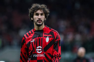 AC Milan 'dan Yacine Adli, Giuseppe Meazza Stadyumu' nda AC Milan ile Spezia Calcio arasında oynanan 2022 / 23 tarihli futbol maçına bakıyor.