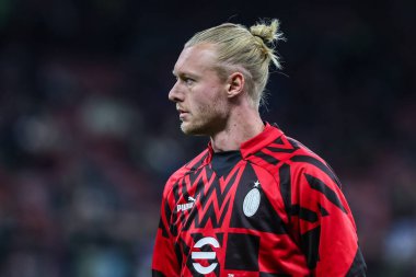 AC Milan 'dan Simon Kjaer, Giuseppe Meazza Stadyumu' nda AC Milan ile Spezia Calcio arasında oynanan 2022 / 23 tarihli futbol maçına bakıyor.