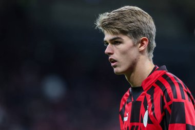 AC Milan 'dan Charles De Ketelaere, Giuseppe Meazza Stadyumu' nda oynanan AC Milan ile Spezia Calcio arasında oynanan 2022 / 23 tarihli futbol maçına bakıyor.