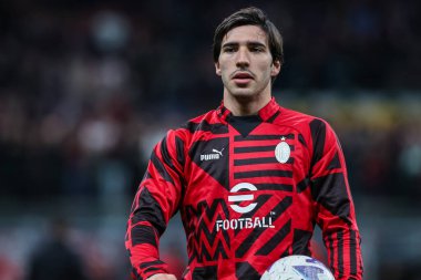 AC Milan 'dan Sandro Tonali, Giuseppe Meazza Stadyumu' nda AC Milan ile Spezia Calcio arasında oynanan 2022 / 23 futbol karşılaşmasında ısınıyor.