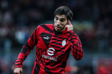 AC Milan 'dan Sandro Tonali, Giuseppe Meazza Stadyumu' nda AC Milan ile Spezia Calcio arasında oynanan 2022 / 23 futbol karşılaşmasında tepki gösterdi.