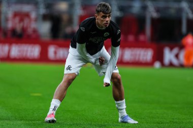 Spezia Calcio 'dan Daniel Maldini, Giuseppe Meazza Stadyumu' nda AC Milan ile Spezia Calcio arasında oynanan 2022 / 23 futbol karşılaşmasında ısınıyor.