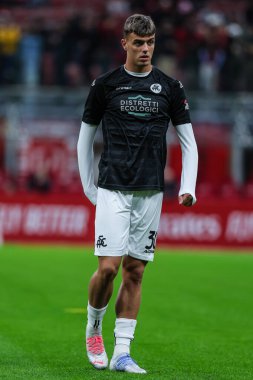 Spezia Calcio 'dan Daniel Maldini, Giuseppe Meazza Stadyumu' nda AC Milan ile Spezia Calcio arasında oynanan 2022 / 23 futbol karşılaşmasında ısınıyor.