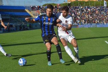 Pietro Beruatto (Pisa) İtalya 'nın Pisa kentinde oynanan AC Pisa vs Cosenza Calcio maçında Karlo Butic (Cosenza) tarafından engellendi.