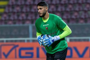 Ravaglia Federico Reggina İtalyan futbolu serisi B maçında ısınıyor. 1914 'te İtalya' nın Reggio Calabria şehrindeki Oreste Granillo Stadyumu 'nda oynanan Genoa CFC maçı.