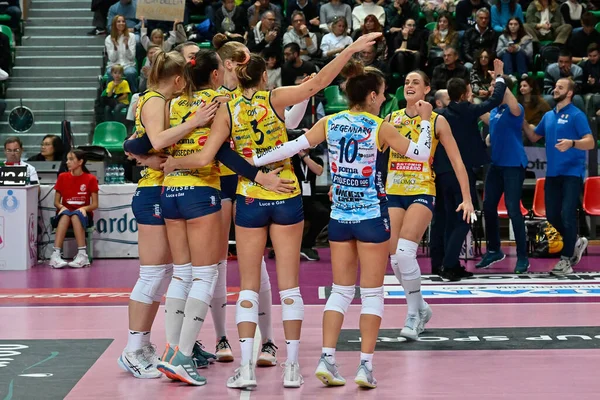 Conegliano takımı, İtalya 'nın Cuneo kentindeki Pala Ubi Banca' da oynanan ve Cuneo Granda Volley ile Prosecco Doc Imoco Conegliano arasında oynanan İtalyan Serie A1 Kadınlar karşılaşmasında gol attıktan sonra kutlama yapıyor.