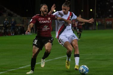 Canotto Luigi Reggina, İtalya Serisi B maçında Radu Dragusin Genoa 'yı Reggina 1914-Genoa CFC maçında Reggio Calabria, İtalya' daki Oreste Granillo Stadyumu 'nda durdurdu.