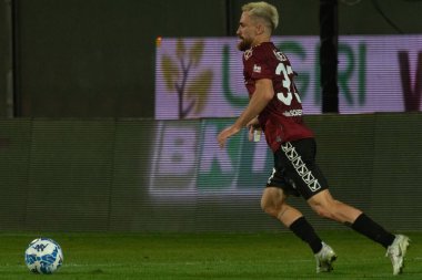 Majer Zan Reggina İtalya Serie B karşılaşmasında topu taşıyor. 1914 'te İtalya' nın Reggio Calabria kentindeki Oreste Granillo stadyumunda oynanan Cenova CFC maçında.