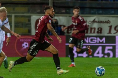 Canotto Luigi Reggina, İtalya 'nın Reggio Calabria şehrindeki Oreste Granillo Stadyumu' nda oynanan İtalya Serie B karşılaşmasında topu taşıyor.