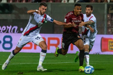 Rivas Rigoberto Reggina İtalya futbol takımı Serie B maçında topu Reggina 1914-Genoa CFC 'ye karşı Reggio Calabria, İtalya' daki Oreste Granillo stadyumunda taşıyor.