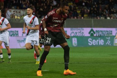 Hernani Azevedo Reggina, İtalya 'nın Reggio Calabria şehrindeki Oreste Granillo Stadyumu' nda oynanan 1914 Cenova-Cenova CFC karşılaşmasında gol 2-1 'lik galibiyetini kutluyor.