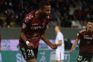 Hernani Azevedo Reggina, İtalya 'nın Reggio Calabria şehrindeki Oreste Granillo Stadyumu' nda oynanan 1914 Cenova-Cenova CFC karşılaşmasında gol 2-1 'lik galibiyetini kutluyor.