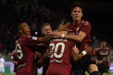 Hernani Azevedo Reggina, İtalya 'nın Reggio Calabria şehrindeki Oreste Granillo Stadyumu' nda oynanan 1914 Cenova-Cenova CFC karşılaşmasında gol 2-1 'lik galibiyetini kutluyor.