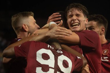Hernani Azevedo Reggina, İtalya 'nın Reggio Calabria şehrindeki Oreste Granillo Stadyumu' nda oynanan 1914 Cenova-Cenova CFC karşılaşmasında gol 2-1 'lik galibiyetini kutluyor.