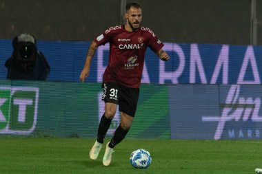 Canotto Luigi Reggina, İtalya 'nın Reggio Calabria şehrindeki Oreste Granillo Stadyumu' nda oynanan İtalya Serie B karşılaşmasında topu taşıyor.