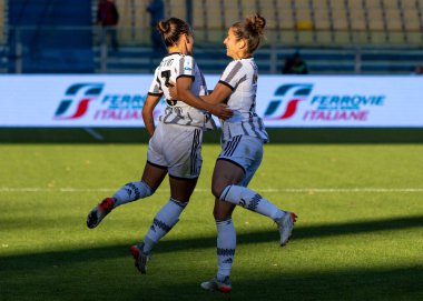 Juventus Lisa Boattin ve Martina Lenzini Gol Kutlaması İtalyan futbolcu Kadınlar Supercoppa Maçı Finali sırasında - Juventus FC Parma, İtalya 'daki Ennio Tardini stadyumunda AS Roma' ya karşı, 5 Kasım 2022 - Fotoğraf: Nicolas Morassutt