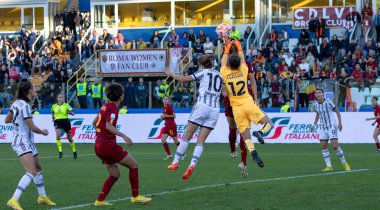 İtalya 'nın Parma kentindeki Ennio Tardini Stadyumu' nda oynanan İtalyan kadın futbol Supercoppa Finali sırasında Camelia Ceasar (Roma), Cristiana Girelli (Juventus) - Fotoğraf: Nicolas Morassutt