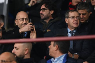 İtalyan futbol takımı Serie A 'dan Ivan Gazidis ve Paolo Scaroni Cremona, İtalya' daki Giovanni Zini Stadyumu 'nda oynanan US Cremonese - Alessio Tarpin