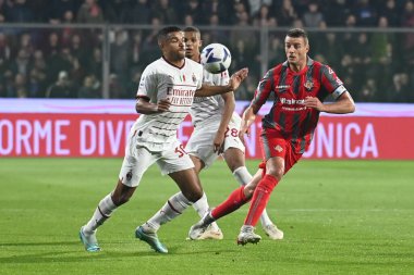 İtalya 'nın Cremona, İtalya' daki Giovanni Zini Stadyumu 'nda oynanan Amerikan Cremonese - AC Milan maçında genç mesih (milan) ve matteo bianchetti (cremonese) maçı, 8 Kasım 2022 - Alessio Tarpin