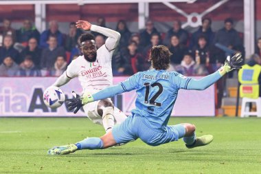 İtalya 'nın Cremona şehrindeki Giovanni Zini Stadyumu' nda oynanan Amerikan Cremonese - AC Milan maçında, İtalyan futbolcu Marco Carnesecchi Cremonese - Alessio Tarpin