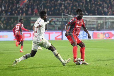 Soualho meite cremonese) ve divock origi (milan) İtalya 'nın Serie A maçında ABD Cremonese - AC Milan maçı Cremona, İtalya' daki Giovanni Zini stadyumunda, Kasım 08, 2022 - Fotoğraf: Alessio Tarpin