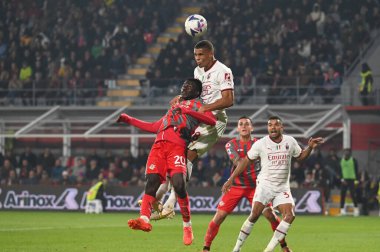 Malick Thiam (Milano) ve Felix Afena-gyan (Cremonese) İtalya 'nın Cremona şehrindeki Giovanni Zini Stadyumu' nda oynanan Amerikan Cremonese - Alessio Tarpin