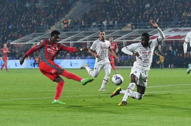 İtalya 'nın Cremona şehrindeki Giovanni Zini Stadyumu' nda oynanan Amerikan Cremonese ile AC Milan maçında David Okereke (Cremonese) ve fikayo Tomori (Milan) (Milan) (Milano) - Fotoğraf: Alessio Tarpin