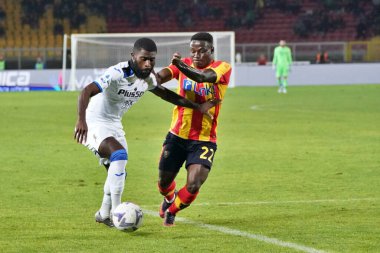 Jeremie Boga (Atalanta) ve Lameck Banda (ABD Lecce) İtalya 'nın başkenti Lecce' deki Via Del Mare stadyumunda oynanan Amerikan Lecce vs Atalanta BC karşılaşmasında, 9 Kasım 2022 - Kredi: Emmanuele Mastrodonat