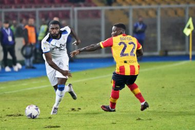 Jeremie Boga (Atalanta) ve Lameck Banda (ABD Lecce) İtalya 'nın başkenti Lecce' deki Via Del Mare stadyumunda oynanan Amerikan Lecce vs Atalanta BC karşılaşmasında, 9 Kasım 2022 - Kredi: Emmanuele Mastrodonat