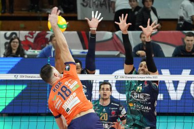 Kok matej (CEV Şampiyonlar Ligi voleybol maçında (N.11 Sir Security susa perugia) İtalya 'nın Perugia kentinde Pala Barton' da ACH Volley Ljubljana 'ya karşı Sir Sicoma Monini Perugia - ACH Volley Ljubljana maçı sırasında (dış çukur açıcı) ljubljana v sole' Sebastian (n.11 Sir Security susa perugia) -