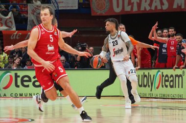 Daniel Hackett (Virtus Segafredo Bologna) ve Kevin Pangos (EA7 Emporio Armani Olimpia Milano) basketbol Euroleague Şampiyonası 'nda EA7 Emporio Armani Milano, Virtus Segafredo Bologna' ya karşı Milan, İtalya 'da düzenlenen Assago Forumu' nda, Kasım 09, 202