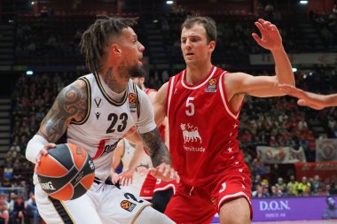 Daniel Hackett (Virtus Segafredo Bologna) Kevin Pangos (EA7 Emporio Armani Olimpia Milano) tarafından basketbol Euroleague Şampiyonası EA7 Emporio Armani Milano 'ya karşı Virtus Segafredo Bologna