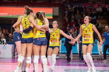 Imoco takımı İtalya 'nın Novara kentinde düzenlenen Pala Igor Gorgonzola maçında İgor Gorgonzola Novara ile Prosecco Doc Imoco Conegliano arasında 9 Kasım 2022' de oynanan voleybol maçında gol attıktan sonra kutluyor - Fotoğraf: Andrea Marango