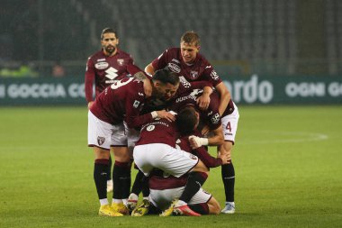 Torino FC 'nin oyuncuları İtalya futbolu Serie A maçında Nikola Vlasiç' in (Torino FC) Torino FC 'ye karşı UC Sampdoria maçını Torin, İtalya' daki Olimpico Grande Torino Stadyumu 'nda 9 Kasım 2022' de kutluyorlar.
